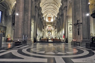 Twee monumentale marmeren rondbogen ,geflankeerd door Ionische zuilen met bekronend fronton, verlenen toegang tot de twee treden hoger gelegen zijbeuken van het koor.