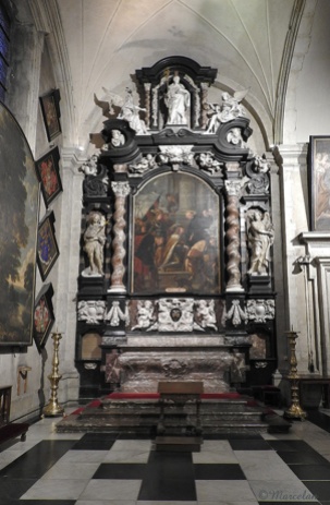 Het altaar in het noordelijke zijkoor van de kerk toont een werk van Gaspar De Crayer, Vlaams barokschilder die vooral met zijn religieuze onderwerpen voor kerken en hoven veel succes oogstte