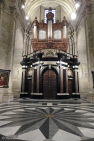Het monumentale portaal met het orgel