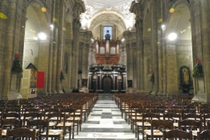Tegen de westgevel staat het monumentaal marmeren portaal met bovenaan het orgel