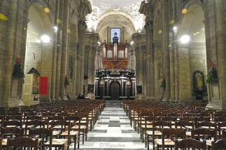Tegen de westgevel staat het monumentaal marmeren portaal met bovenaan het orgel